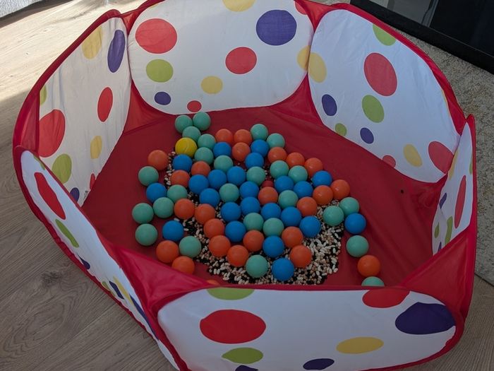 Ball pit with balls