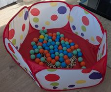 Ball pit with balls