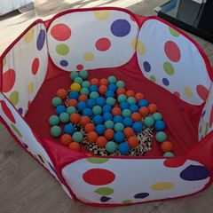 Ball pit with balls
