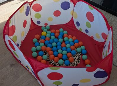 Ball pit with balls