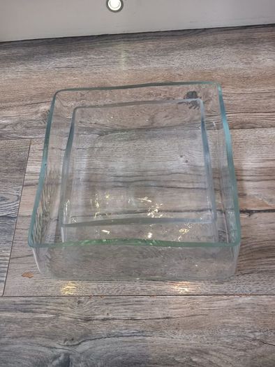 2 glass dishes