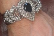 Vintage jewelry is sold individually for 5 to 10 euros