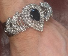 Vintage jewelry is sold individually for 5 to 10 euros