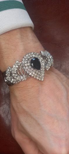 Vintage jewelry is sold individually for 5 to 10 euros