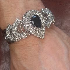 Vintage jewelry is sold individually for 5 to 10 euros