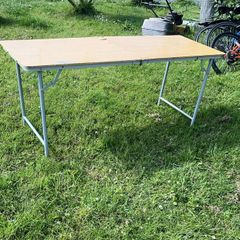 Folding table
