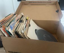 57x Elvis Presley singles and EPs