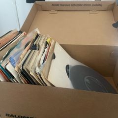 57x Elvis Presley singles and EPs