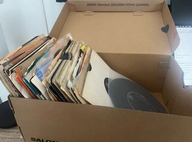 57x Elvis Presley singles and EPs