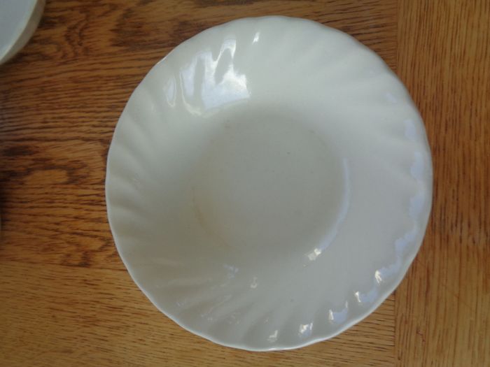 White Desert/Soup Dishes x 5 for Sale