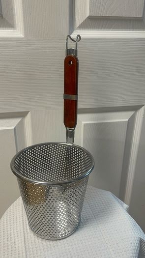 colander food strainer with wooden hook handle
