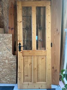 Internal door with deceptive glass