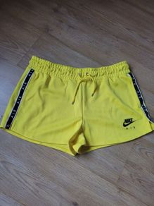 Nike shorts size M