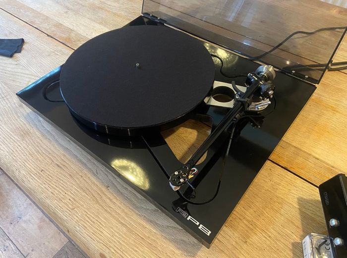 Rega RP8 Planar 8 Turntable with RB808 Tonearm and TTPSU Speed Control Power Supply Unit