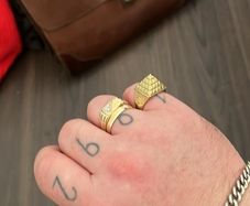 9ct gold pyramid ring 9.9g