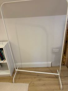 clothes hanging rack