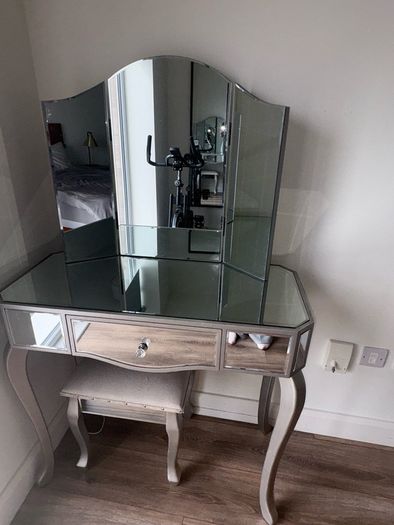 mirrored vanity table