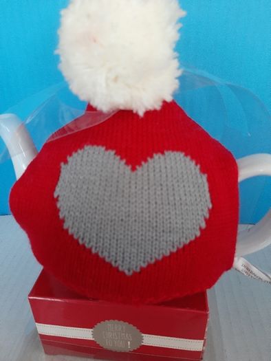 New tea pot small and heart cosie