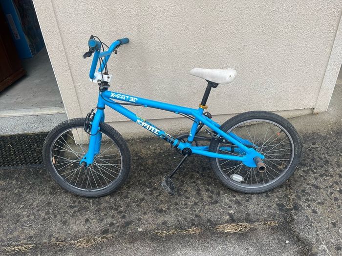 BMX style stunt bike