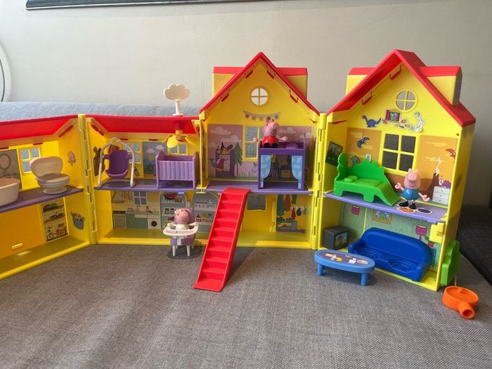 Peppa Pig's Big Family House Playset with Baby Evie like new