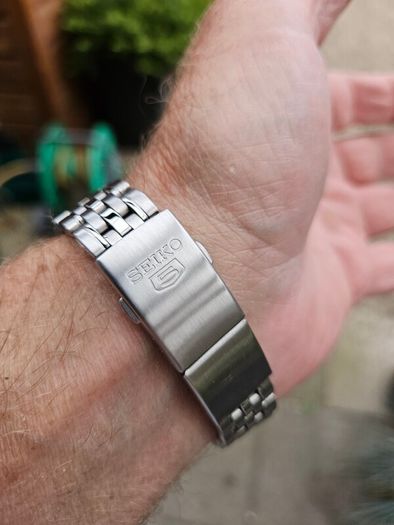 Watch Seiko 5 Automatic.
