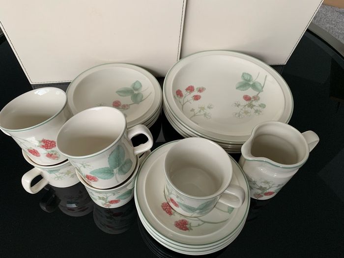 Wedgwood raspberry cane vintage set