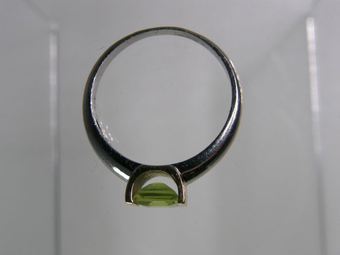 9ct White & Yellow Gold Peridot Ring, Modernist Two-Tone Design, Size P, 3.3g, Fully Hallmarked