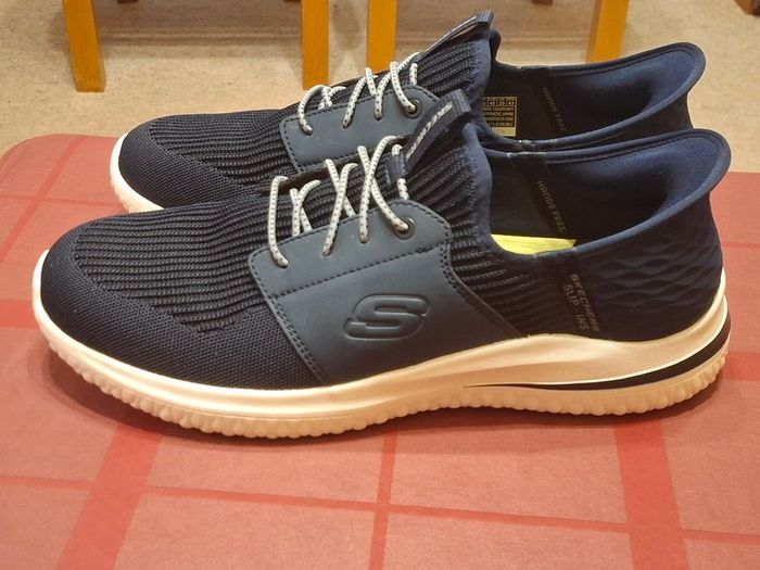 SKECHERS Slip-Ins - Size 9 - Excellent - As NEW