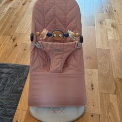 Baby Bjorn Bouncer dusty pink with toy attachment