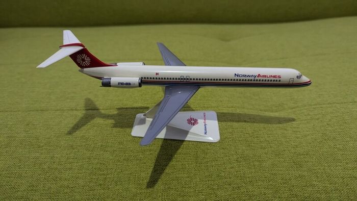 Norway Airlines 1:200 scale model airplane, MD-83 aircraft