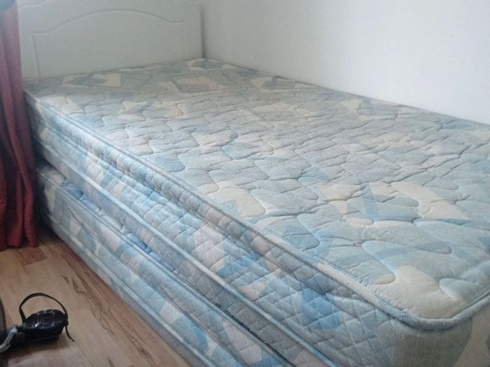 Single bed with pull out mattress collect asap