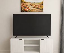 Samsung Smart TV 55" and table