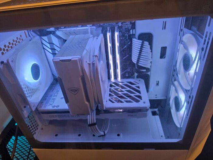 High End White build Gaming PC / streaming set up
