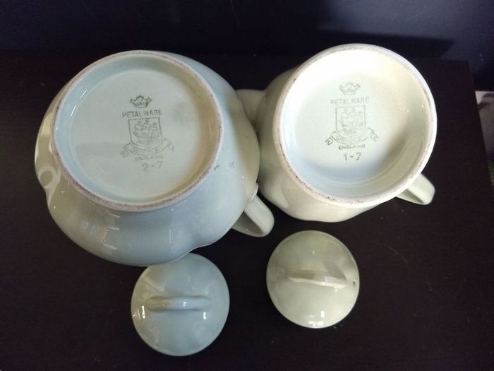 Beautiful Coffee Pot and Matching Hot-Water Pot by Grindley Petalware Utilityware in the "Almond Petal" Colourway