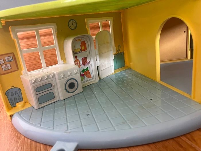 Peppa pig house and book