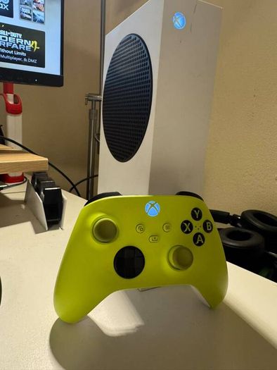 xbox series S 512gb with controller