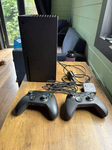 XBOX Series X 1TB & 2 Controllers