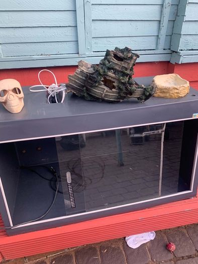 Reptile Tank With Sliding Doors And Accessorys