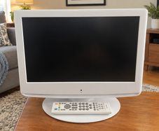 White 19 inch Flat TV/DVD Combi with Remote