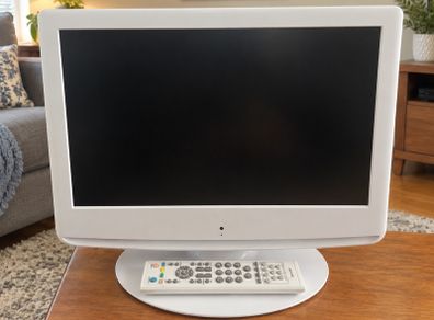 White 19 inch Flat TV/DVD Combi with Remote