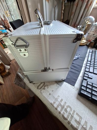 Aluminum vanity Tool case with expanding tiered trays and a fitted lower well, Ideal for Make-up or for keeping them Screw-Driver Bits together, could be used for a lot of things, Postage Available or collection