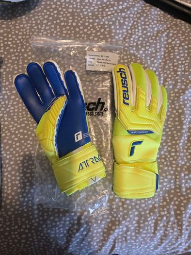 Goalkeeping gloves