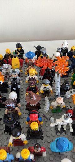 LEGO Collection (2011-2018) Mixed Figures & Bricks, Blue Ninjago NRG Zane figure with his spinner.
