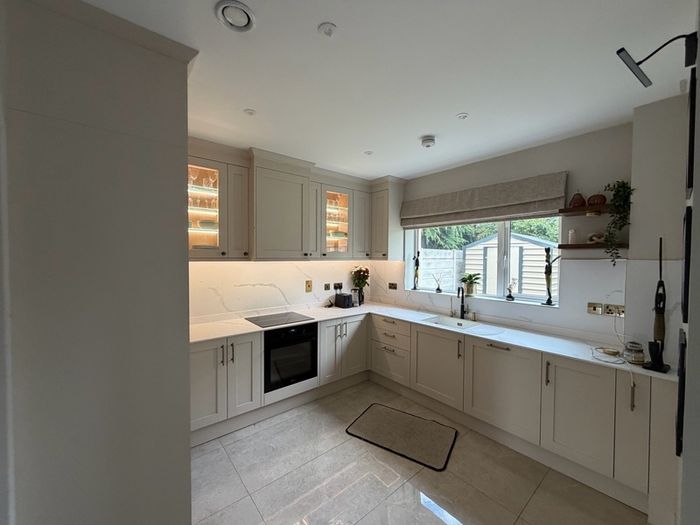 Carpenter Handyman kitchen fitter Flat pack specialist