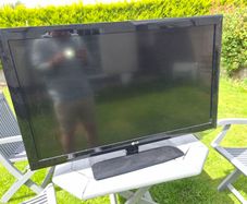 LG 42LD450 42 inch Full HD LCD TV with Stand, Glossy Black, No Remote.