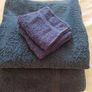 2 x bath towels. 2 x facecloths. Navy. Cotton. Image 6