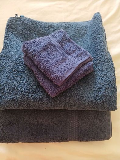 2 x bath towels. 2 x facecloths. Navy. Cotton.
