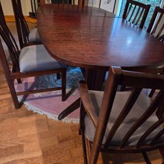 Mahogony Dining room table and 6 chairs