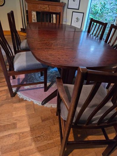 Mahogony Dining room table and 6 chairs