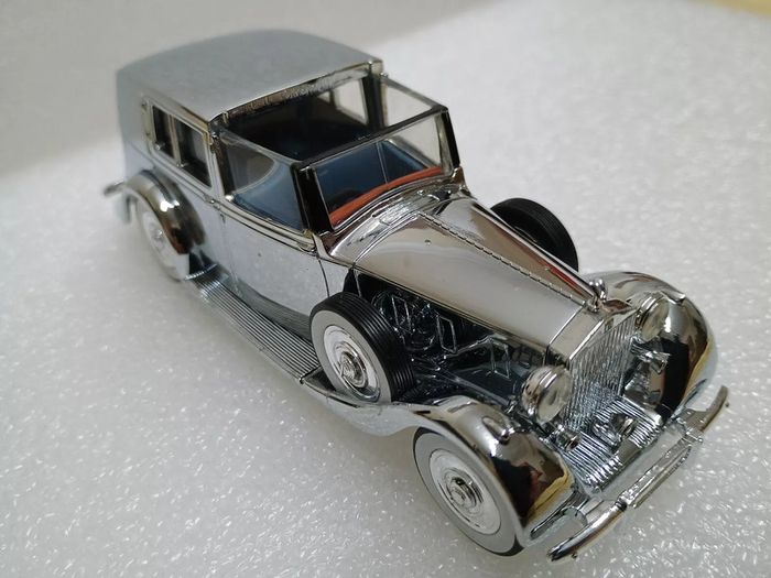 Corgi James Bond Attache Case with 8  Chrome Bond Cars
